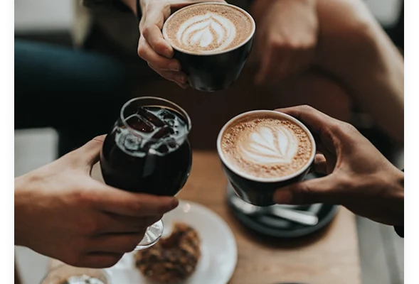 JH Tres personas comparten cafés y una bebida fría