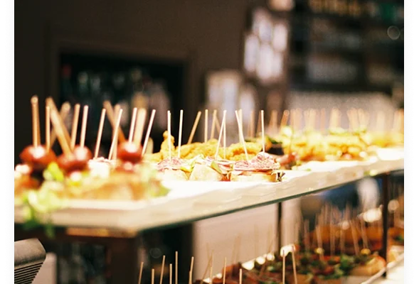 MMMM Selección de canapés y pequeños bocados presentados en un buffet