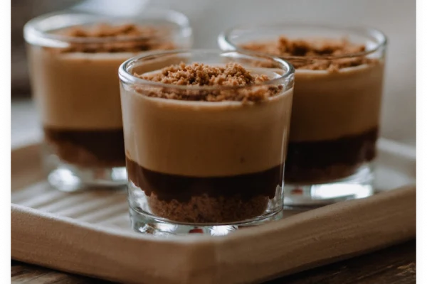g3 Postres individuales en vasos con capas de crema y cobertura crujiente
